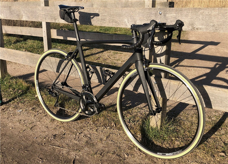 Kompletny rower zbudowany na szosowej ramie z włókna węglowego LCR007-V